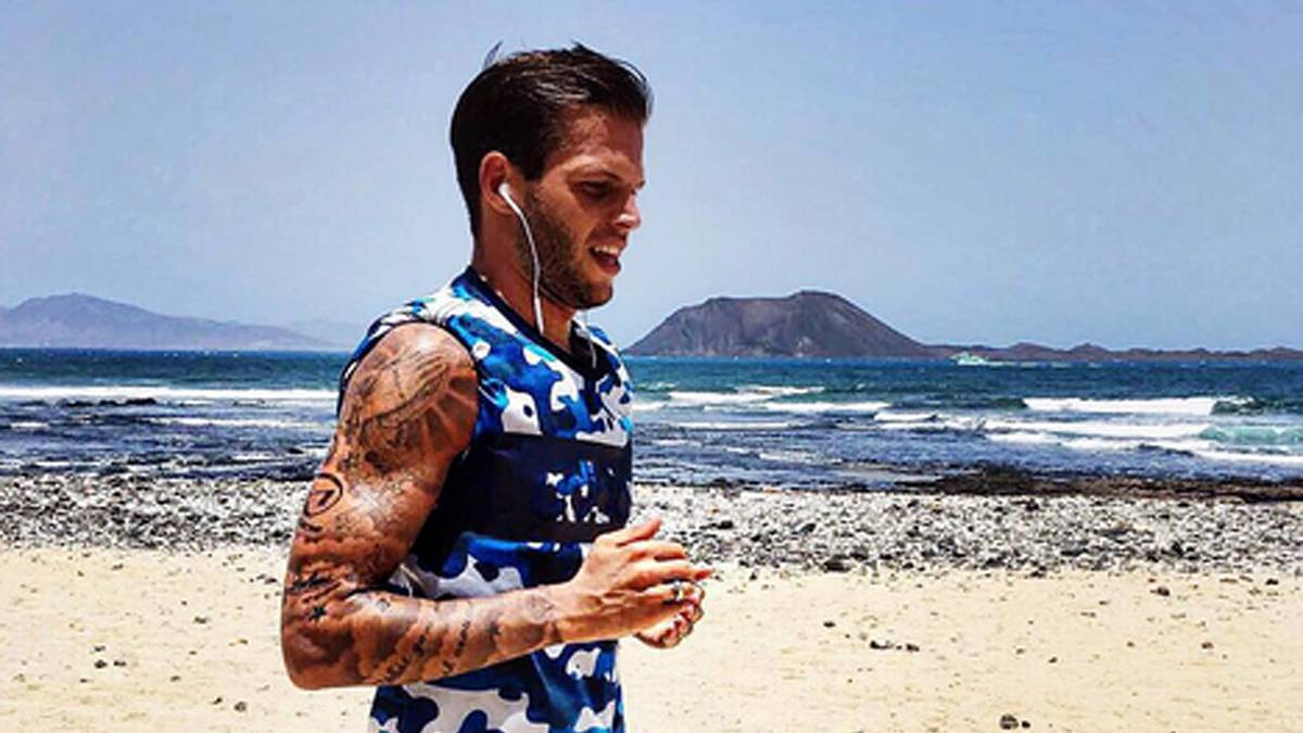 Im Anschluss an das Trainingslager gab HSV-Coach Bruno Labbadia seinen Spielern eine Woche frei - kein Grund, das Training einzustellen. Abwehrspieler Dennis Diekmeier absolviert sein Laufprogramm - in Tarnkleidung vor Traumkulisse