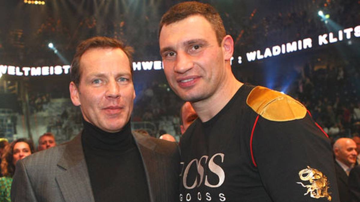 Er machte das Boxen in Deutschland populär, war Olympiasieger und Weltmeister. Inzwischen ist Henry Maske (l.) 50 Jahre alt. SPORT1 blickt angesichts des Geburtstags zurück auf seine Karriere mit vielen Höhepunkten und einer bitteren Niederlage