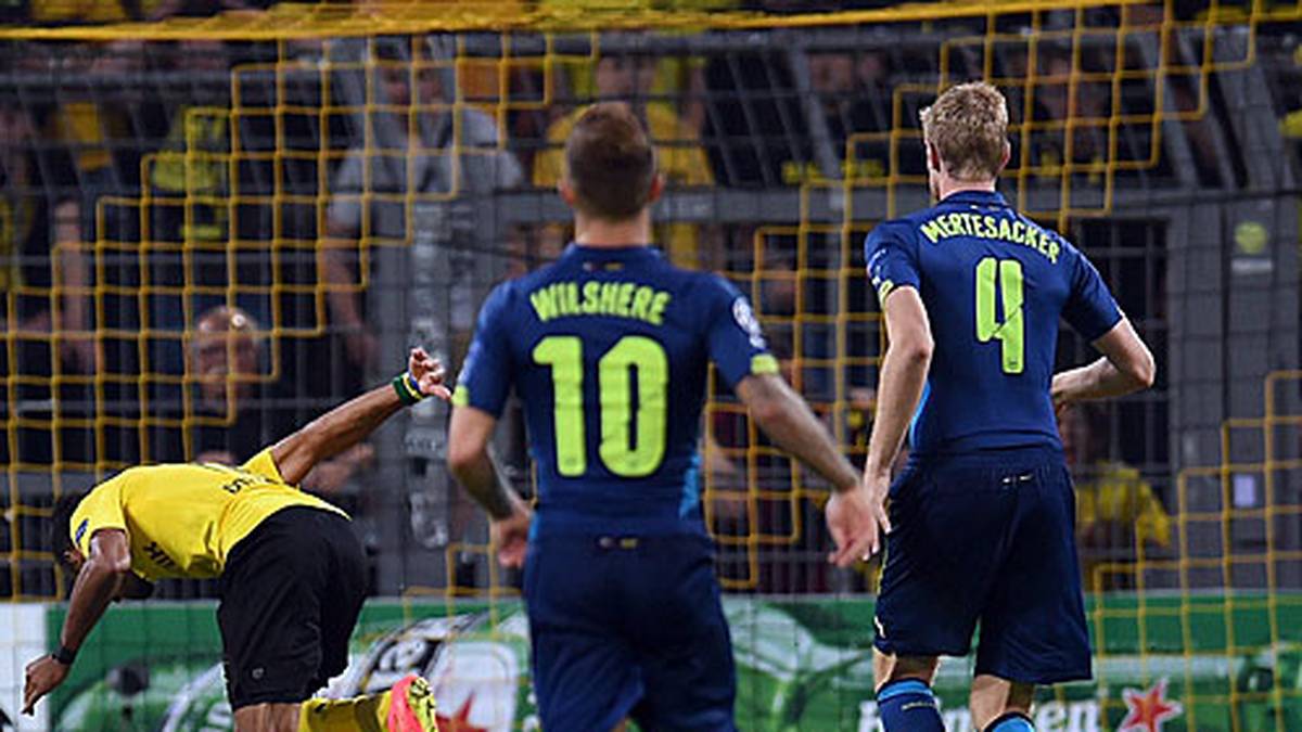 Perfekter Start in Hälfte zwei: Pierre-Emerick Aubameyang stolpert den Ball zum 2:0 ins Tor
                  
                  
                  