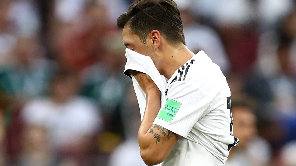 17. JUNI - Deutschland verliert das WM-Auftaktspiel mit 0:1 gegen Mexiko. Gündogan sitzt auf der Bank, Özil spielt und bleibt glücklos. Im zweiten Spiel gegen Schweden lässt Löw ihn draußen. Özil wird erstmals zum Sündenbock