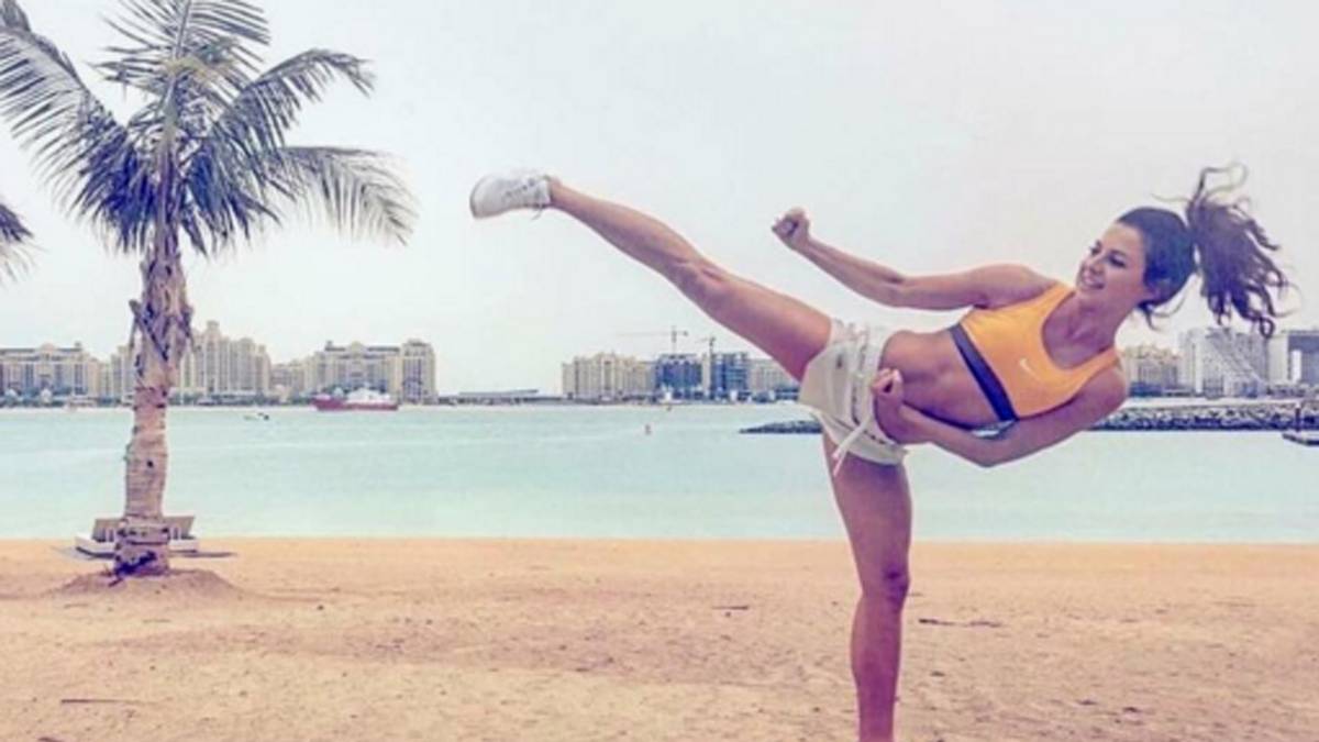 So wie hier: Am Strand zeigt sie einen formvollendeten Karate-Kick. Kein Wunder, Anna ist ja vom Fach. Mit dem polnischen Team wurde sie schon Karate-Mannschaftsweltmeisterin