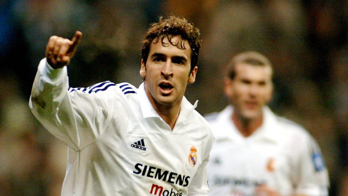 Real Madrid's Raul Gonzalez jubilates after scorin Raúl lief für Real Madrid 130 Mal in der Champions League auf und erzielte 67 Tore. Für Schalke legte er in 12 CL-Spielen noch fünf Treffer nach