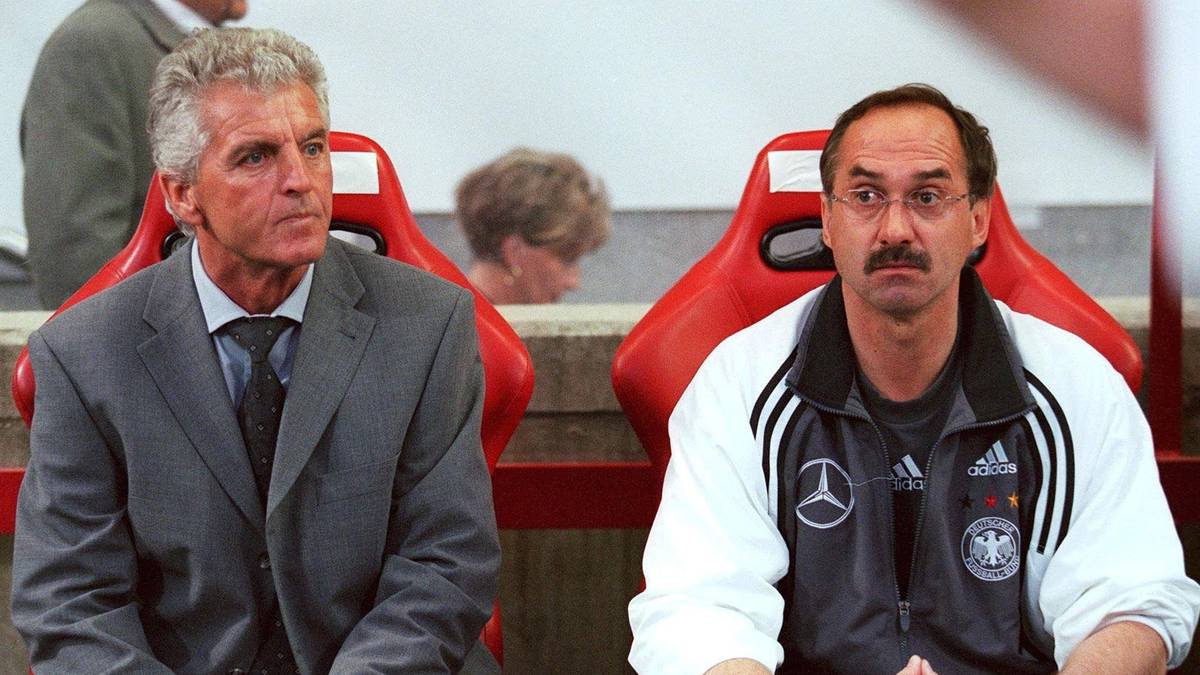 Unter Ribbeck und Stielike wird's noch schlimmer: Bei der EM 2000 scheitert Deutschland in der Vorrunde. Es dauert noch Jahre, bis die Ära des "Rumpelfußballs" (O-Ton Franz Beckenbauer) beendet ist