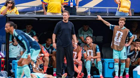 Soll Joshua Kimmich auf der Sechs oder weiterhin als Rechtsverteidiger auflaufen? Magenta-Experte Jonas Hofmann hat eine klare Meinung. 