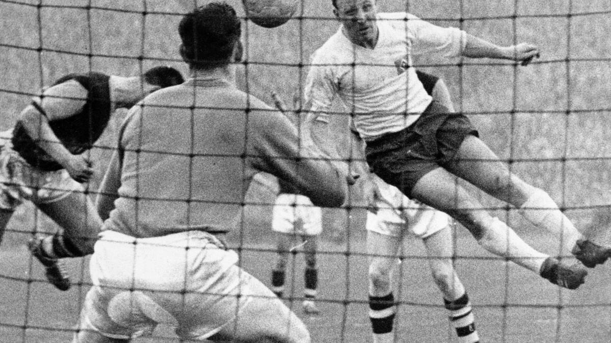 Diese Erfolge wecken Begehrlichkeiten: Inter Mailand will Seeler unbedingt nach Italien lotsen und bietet für die damalige Zeit unglaubliche 1,2 Millionen D-Mark Ablöse. Aber Seeler sagt ab und bleibt seinem HSV treu