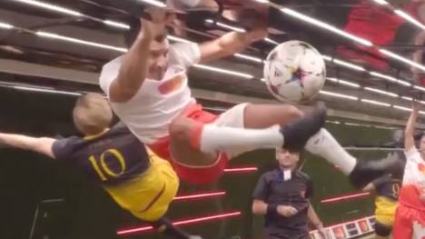 Luis Figo spielt mit sieben anderen Menschen in einem Flugzeug Fußball. Dabei befindet sie sich in 6.166m Höhe und stellen damit einen Weltrekord auf.