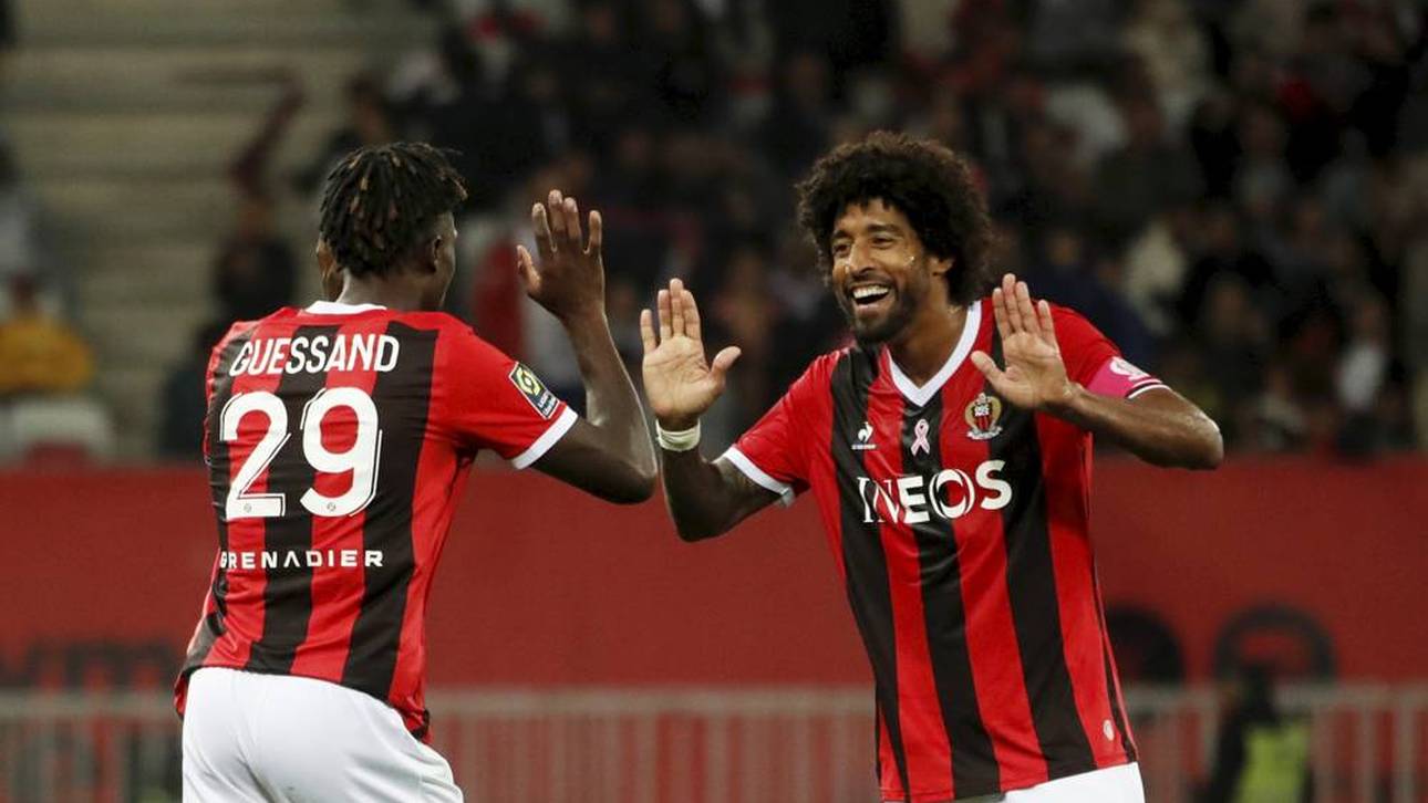 Dante (r.) jubelt mit Nizza-Teamkollege Evann Guessand (l.)