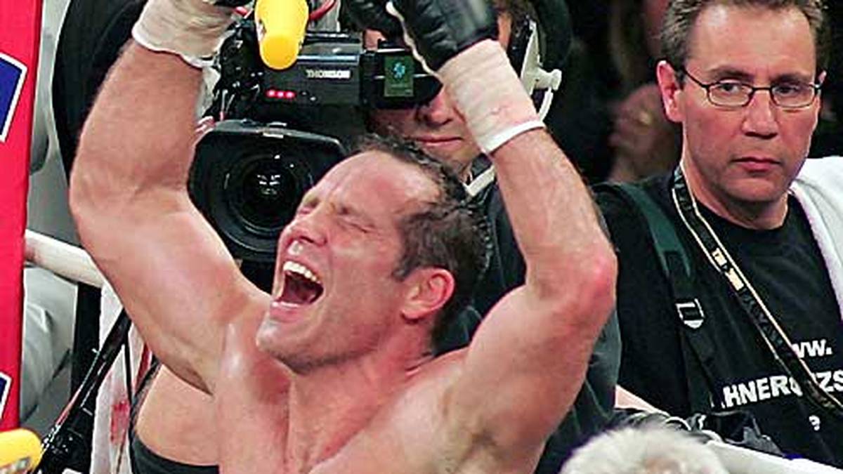 Nach seinem letzten Boxkampf 2007 lässt sich Maske in Siegerpose feiern. Schon in seiner Amateurkarriere hat er reichlich Grund zum Jubeln. Im Mittelgewicht und später im Halbschwergewicht ist Maske das Maß aller Dinge. Seine Bilanz: 163 Siege bei 18 Niederlagen. Neben je drei Titeln bei den Meisterschaften auf deutscher und europäischer Ebene krönt er sich auch einmal zum Weltmeister