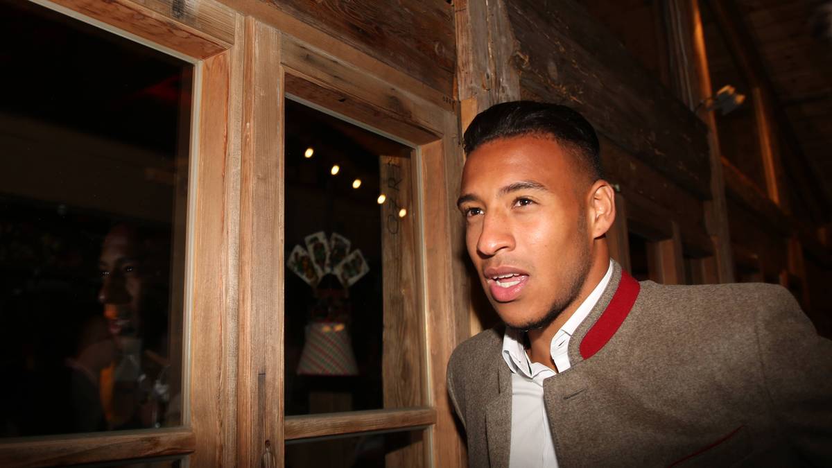 und Neuzugang Corentin Tolisso haben sich in Tracht geworfen. Der 4:0-Sieg gegen Mainz muss gefeiert werden. Der Neuzugang gibt dazu sein Wiesn-Debüt