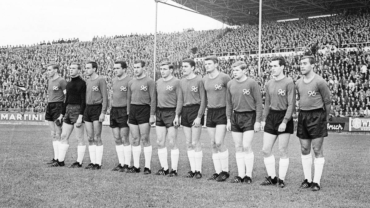 PLATZ 7 - HANNOVER 96 (1964/65): In den Anfangsjahren der Bundesliga sorgten diese Männer im 96-Dress als Aufsteiger für reichlich Furore. Mit zwei Siegen gestartet, stand Hannover nach sieben Spieltagen zwar nur noch auf Rang zwölf - nach damals insgesamt nur 30 Spielen landete 96 schließlich auf Position fünf