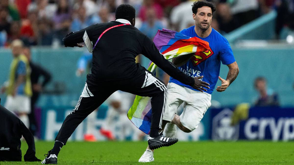 Ein Flitzer stürmt im Spiel Portugal - Uruguay auf das Spielfeld