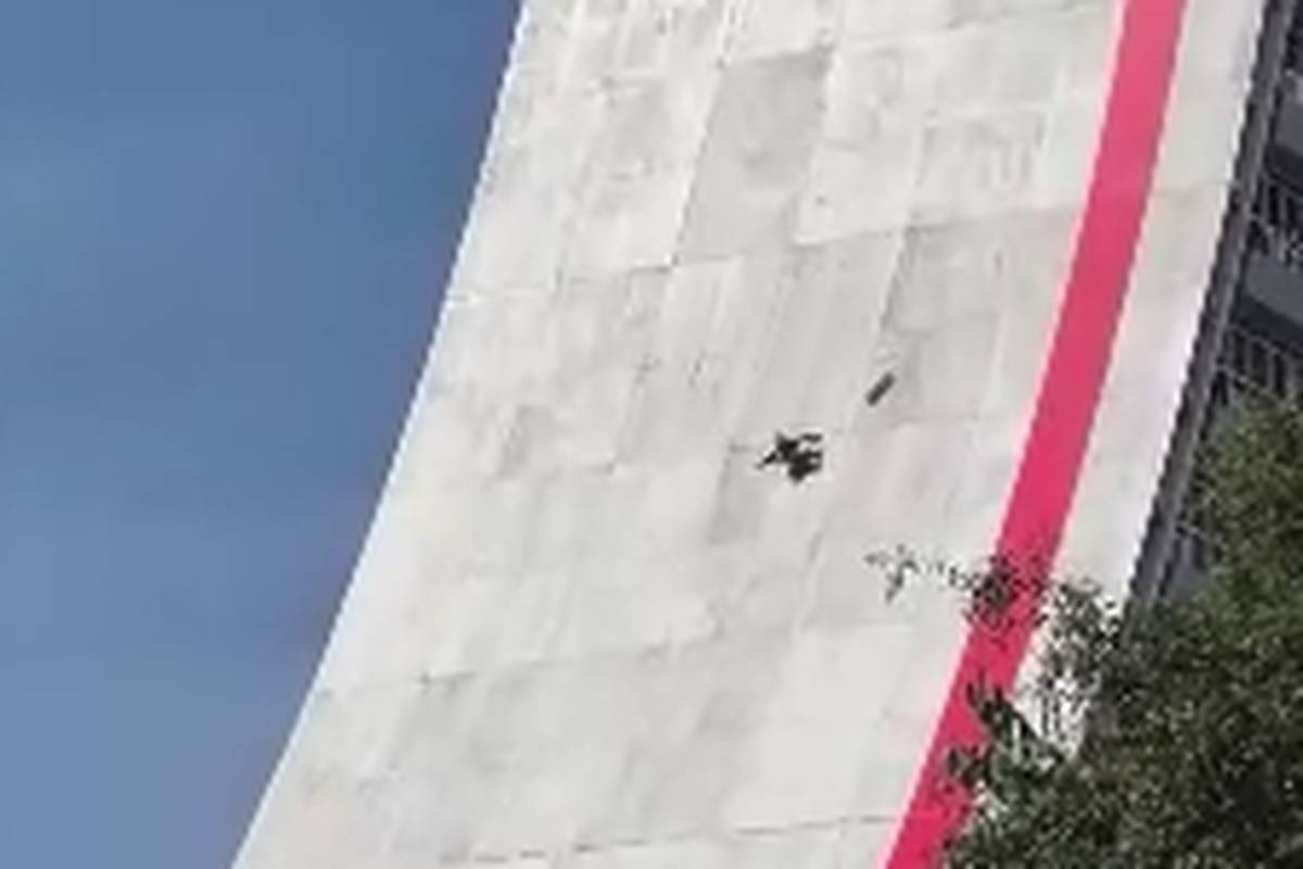 Der brasilianische Profi Sandro Dias stürzt bei seinem neuen Projekt für Red Bull auf einer 85-Meter-Rampe.