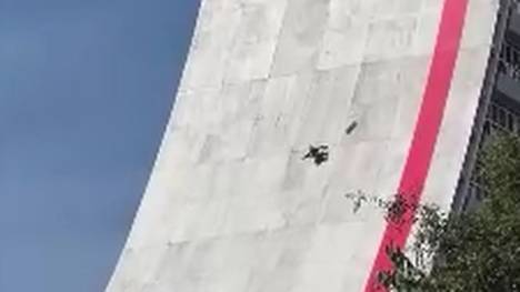 Der brasilianische Profi Sandro Dias stürzt bei seinem neuen Projekt für Red Bull auf einer 85-Meter-Rampe.