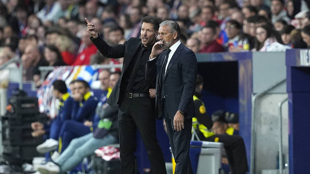 Diego Simeone (links) und Nelson Vivas stehen für Atlético Madrid an der Seitenlinie