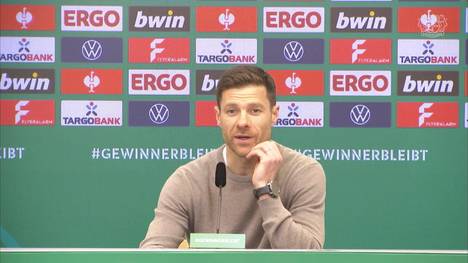 Nach Leverkusens Führungstreffer im Pokal-Halbfinale gegen Düsseldorf gibt Xabi Alonso neue Anweisungen an Alejandro Grimaldo, statt zu jubeln. Nach dem Spiel verrät er, was geflüstert wurde.