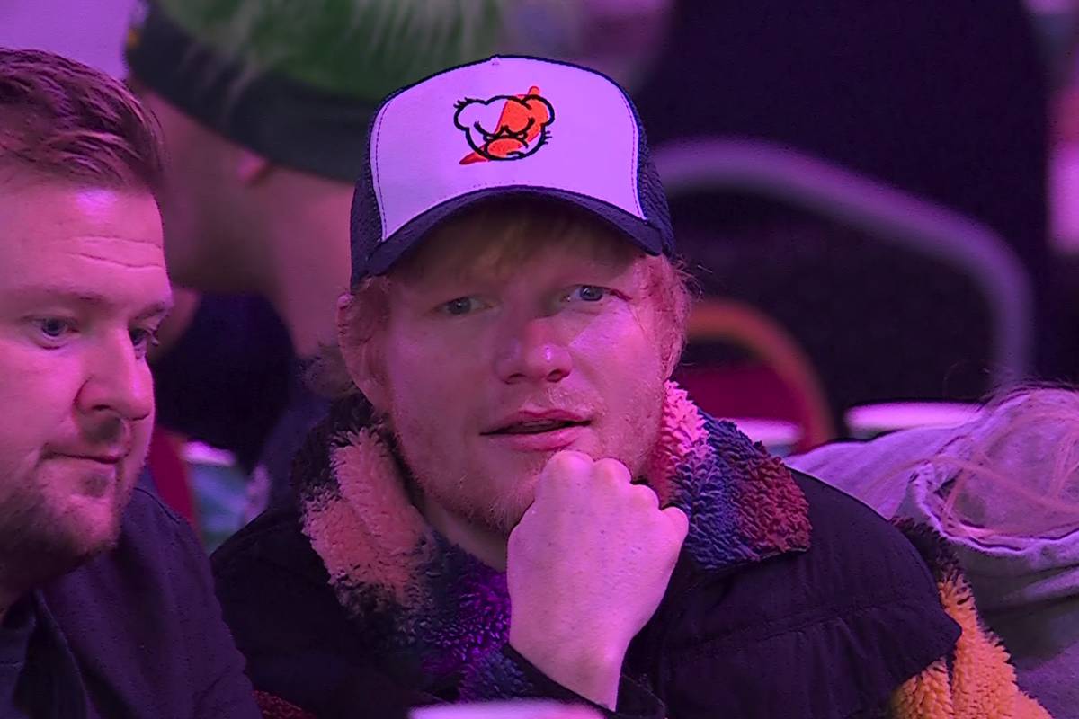 Nanu, wer sitzt denn da? Da hat sich wohl der britische Singer-Songwriter Ed Sheeran in den Ally Pally verirrt. Zur Belustigung der Zuschauer ext der Weltstar auch noch ein Bier. 