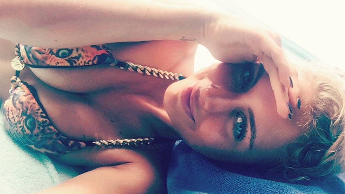 Alena Gerber, Freundin von Bremens Routinier Clemens Fritz, macht es sich am Strand gemütlich