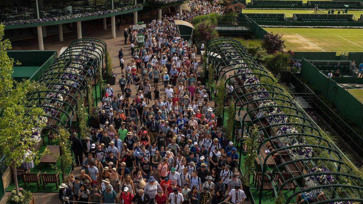 Es ist Magic Monday! Die vielen Zuschauer warten geduldig, bis der offizielle Einlass auf die Anlage an der Church Road erfolgt