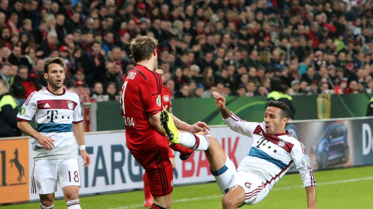 Bayerns Thiago ist zwar eher ein Feingeist, doch in dieser Szene war davon nichts zu spüren: Sein Kung-Fu-Tritt gegen Leverkusens Stefan Kießling im Pokal-Viertelfinale 2015 war rotwürdig. Schiedsrichter Felix Zwayer hielt Gelb für ausreichend. Thiago verwandelte später den entscheidenden Versuch im Elfmeterschießen