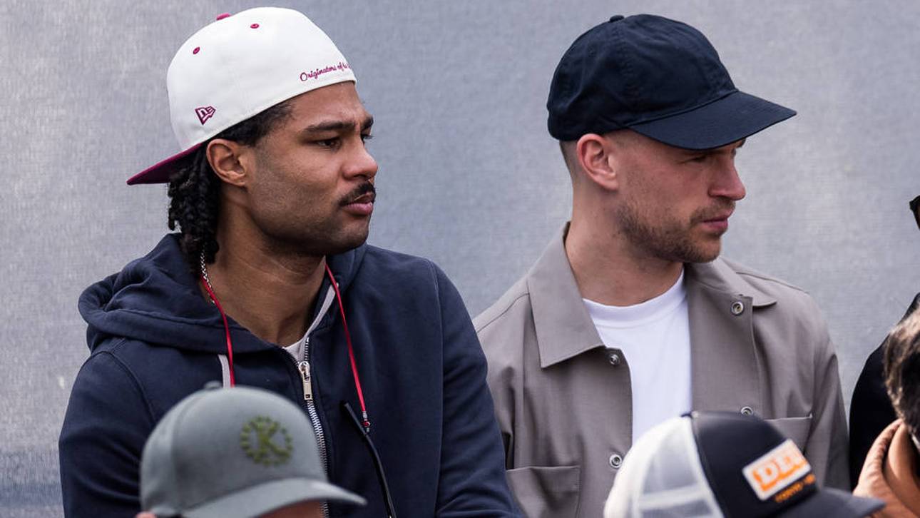 Serge Gnabry (l.) war vor seiner Verletzung zuletzt Tribünengast beim Tennisturnier in München