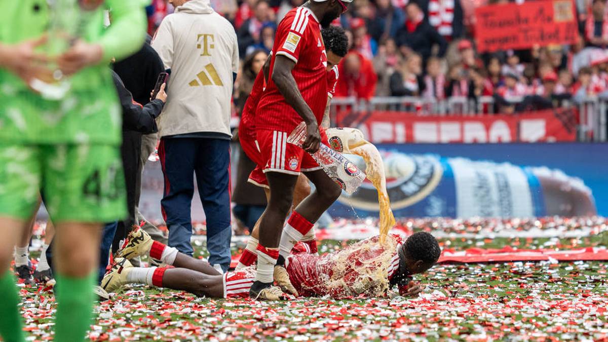 Alphonso Davies wird von Dayot Upamecano regelrecht nieder-geduscht