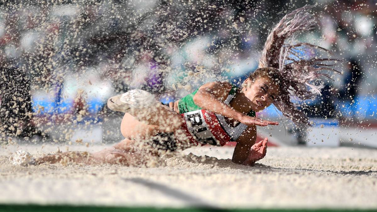 Nach einer harten Landung sieht es hingegen im Weitsprung bei Nastassia Mironchyk-Ivanova aus Weißrussland aus
