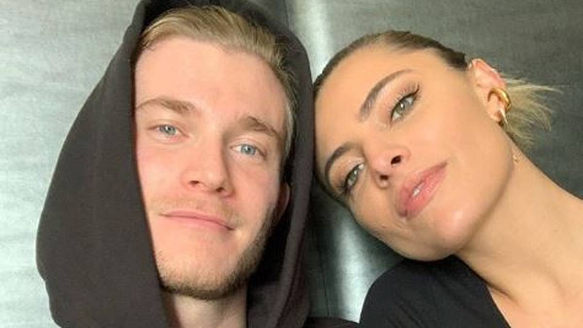 Zusammen ist alles besser. Das dachten sich Loris Karius und Sophia Thomalla auch hier. Der Torwart von Besiktas Istanbul postete bei Instagram ein Foto der beiden mit der Unterschrift: "Better together" 