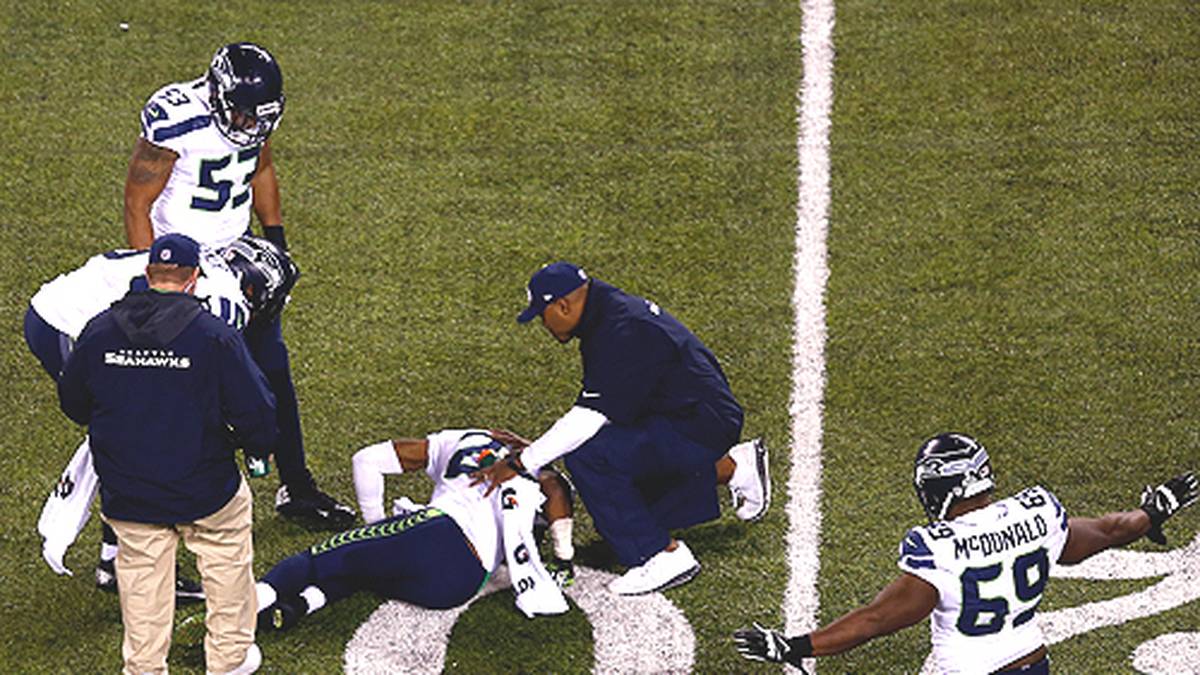 Eine Schrecksekunde gibt es für die Seahawks dann doch. Abwehr-Ass Richard Sherman wird unglücklich von Mitspieler Earl Thomas erwischt und verletzt sich am Knöchel