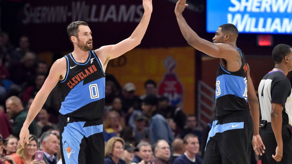 KEVIN LOVE (Cleveland Cavaliers): Egal, ob Punkte, Rebounds oder Assists - an dem Namen Kevin Love kommt man aktuell in Cleveland nicht vorbei. Der 31 Jahre alte Center ist der "Do-it-all"-Mann bei den Cavs. Nach sechs Spielen legt er ein Double-Double aus 19,2 Punkten und 15,3 Rebounds pro Spiel auf. Dazu kommt er noch auf starke 4,3 Assists. Zusätzlich trifft er knapp die Hälfte aller Zweier und 41,5 Prozent von Downtown - alles Werte, die über seinem Karriereschnitt liegen