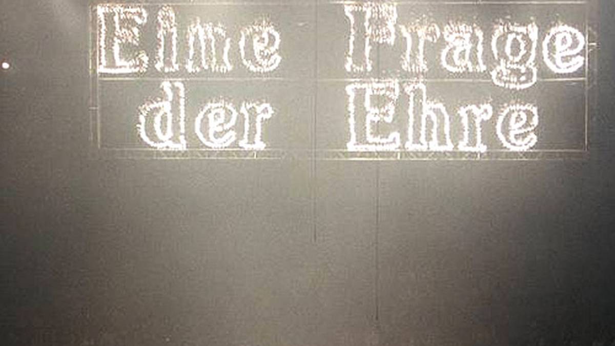 Zehn Mal verteidigt er seinen Titel, unter anderem am 27. Mai 1995 gegen seinen Landsmann Graciano "Rocky" Rocchigiani. Der Fight wird zum Duell Ost gegen West hochstilisiert, der Kampftitel lautet "Eine Frage der Ehre"