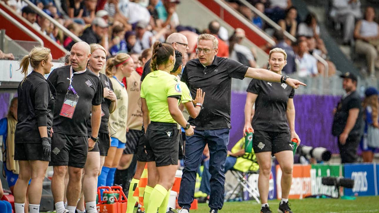 Islands Coach Thorsteinn Halldorsson ärgert sich über den Platzverweis