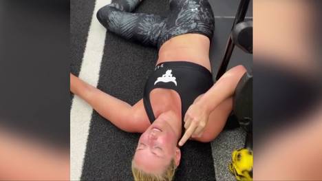 Lindsey Vonn trainiert im Gym dank ihres Coaches Gunnar Peterson bis zur grenzenlosen Erschöpfung. Das harte Programm quittiert sie mit dem Stinkefinger.