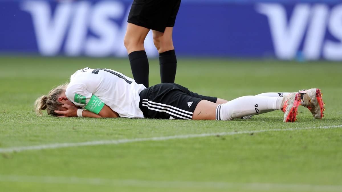 ALEXANDRA POPP: Begann in ungewohnter Position als Abräumerin und Ballverteilerin im zentralen Mittelfeld. Rückte mit der Führung der Schwedinnen immer weiter nach vorne. Musste viele Zweikämpfe führen, konnte aber keine Räume schaffen. Blieb ohne nennenswerte Offensivaktionen und tauchte zunehmend ab. SPORT1-Note: 3,5