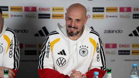 Nach nur zwei Einsätzen bei der U21-Nationalmannschaft wurde Lennart Karl von Bundestrainer Julian Nagelsmann in die A-Nationalmannschaft berufen. U21-Coach Antonio Di Salvo äußert sich zum Bayern-Talent und formuliert seine Hoffnungen für Karl mit Blick auf die kommende WM.