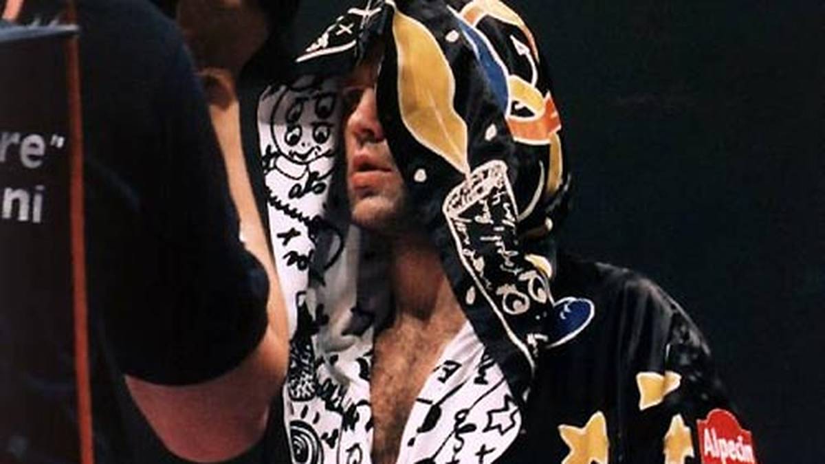 Maskes Mantel ist schon mal der erste Höhepunkt, was danach kommt, steht dem in nichts nach. In einem dramatischen Kampf siegt er umstritten nach Punkten. Rocchigiani hat den am Ende schwer angeschlagenen Maske zweimal am Rande der Niederlage