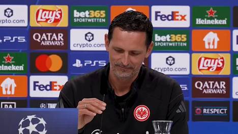 Eintracht Frankfurt Trainer Dino Toppmöller hat sich auf der Torwartposition entschieden und bringt Michael Zetterer für Kauã Santos im Champions League Spiel gegen Liverpool.