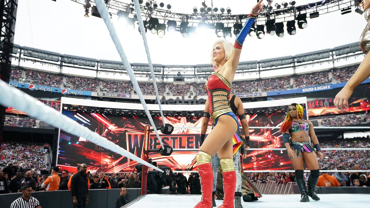 PLATZ 14: LANA - Die sexy Ehefrau von Wrestler-Kollege Rusev entert den Ring als Wonder Woman