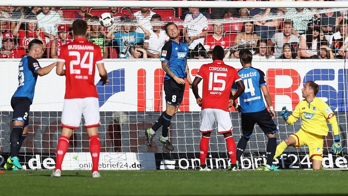 Oliver Baumann (r.) boxt de Blasis den Ball auf den Kopf und wird dann übertölpelt. Doch das ist erst der Beginn des Spektakels