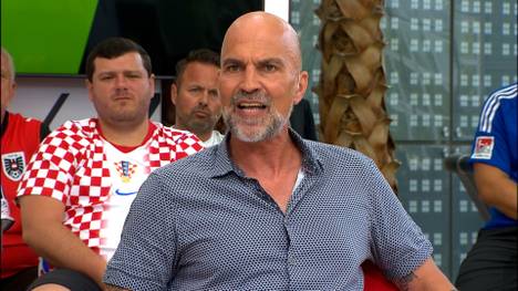 Im FIROCKX.ONE WM Doppelpass diskutiert die Expertenrunde die Frage, ob der deutschen Nationalmannschaft die Robustheit fehlt. Vor allem gegen Ecuador und die Elfenbeinküste wirkte die DFB-Elf auf Markus Babbel zu ängstlich.