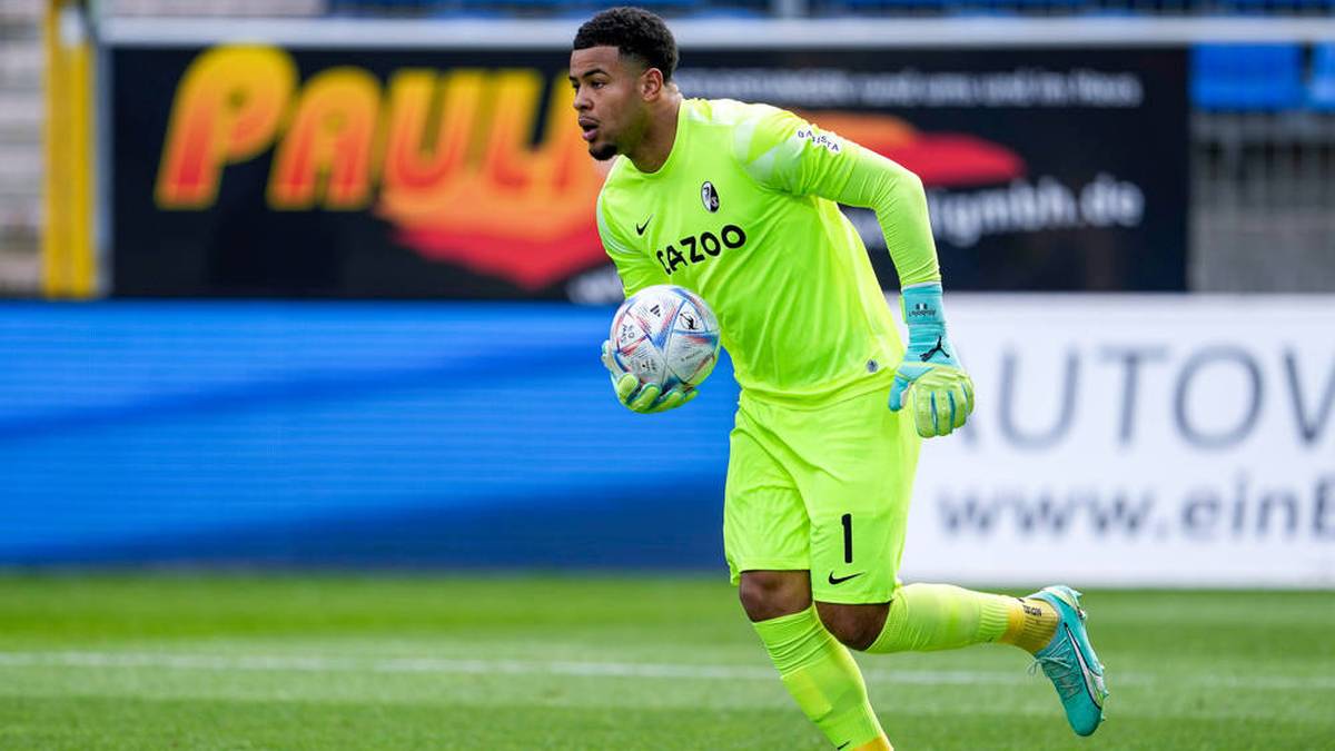 Noah Atubolu (Torwart, Rückennummer 1) ist 21 Jahre alt und spielt beim SC Freiburg. Dem Keeper, der bislang sieben U21-Länderspiele absolvierte, wird eine große Karriere prophezeit