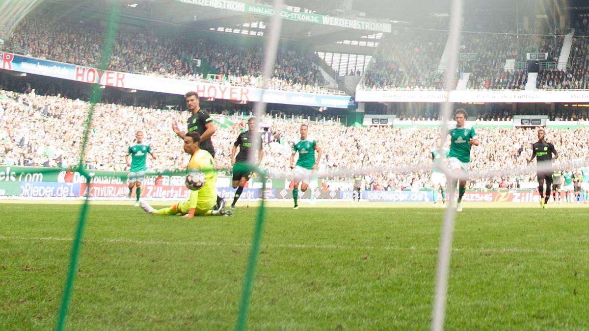 1. SPIELTAG - 2014 kickt er noch in der Kreisliga, zum Auftakt der Saison ist Hannovers Hendrik Weydandt gleich bei seinem Bundesliga-Debüt erfolgreich. 75 Sekunden nach seiner Einwechslung trifft der Stürmer zur Führung in Bremen, Endstand 1:1