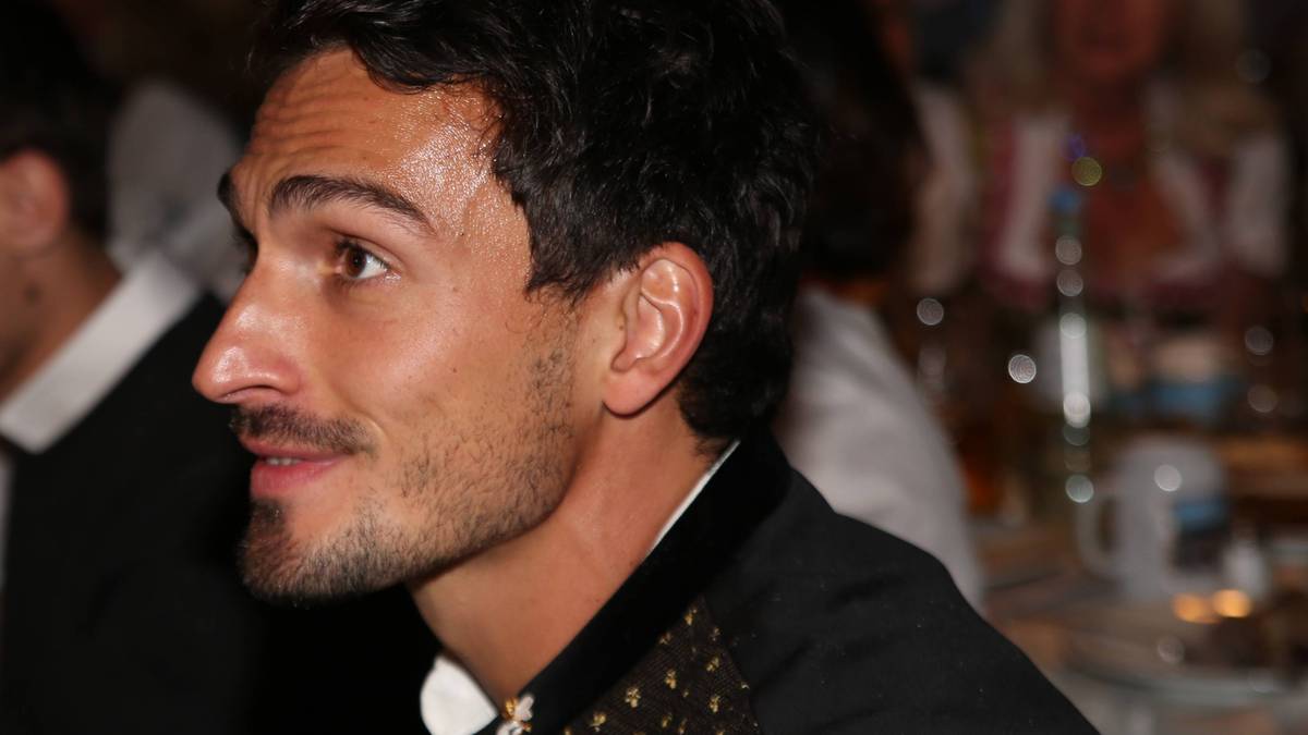 Gleich am ersten Wochenende lassen sich auch vier Profis des FC Bayern in einem Zelt blicken. Mats Hummels...