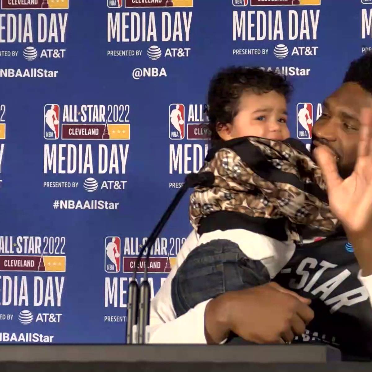 Wie süß! Sohn von NBA-Star crasht Pressekonferenz