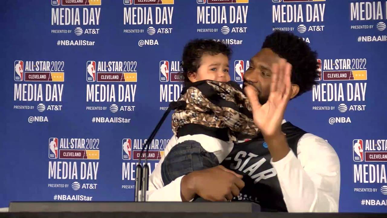 Joel Embiid bekam bei Pressekonferenz besonderen Besuch von seinem Sohn Arthur