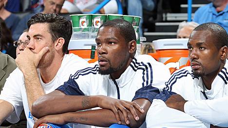 Kevin Durant (in der Mitte) ist der NBA MVP der Saison 2013/14