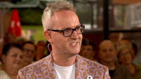 Alexander Wehrle heiratete Anfang August seinen langjährigen Freund Thomas und sprach in der Sendung "Bembel und Gebabbel" über sein Outing und über den noch sehr verschlossenen Umgang mit Homosexualität im Profi-Sport