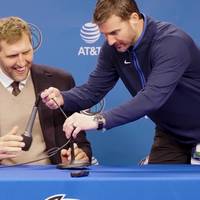 Nach Statue-Enthüllung: Nowitzki mit Mikro-Panne