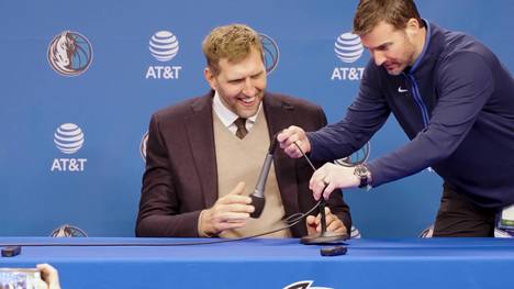 Die Dallas Mavericks ehren Franchise-Legende Dirk Nowitzki mit einer Statue vor ihrer Heimspielstätte. Der Deutsche zeigte sich danach erfreut und brachte die anwesenden Journalisten zum Lachen.