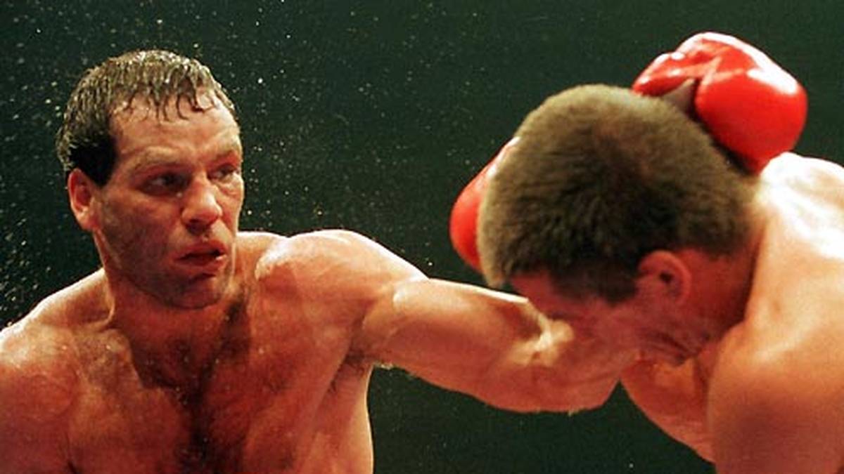 Ein halbes Jahr später kommt es zum Rückkampf, den Maske (l.) diesmal deutlich nach Punkten gewinnt. "Rocky" erklärt die Niederlage später mit einem Bandscheibenvorfall