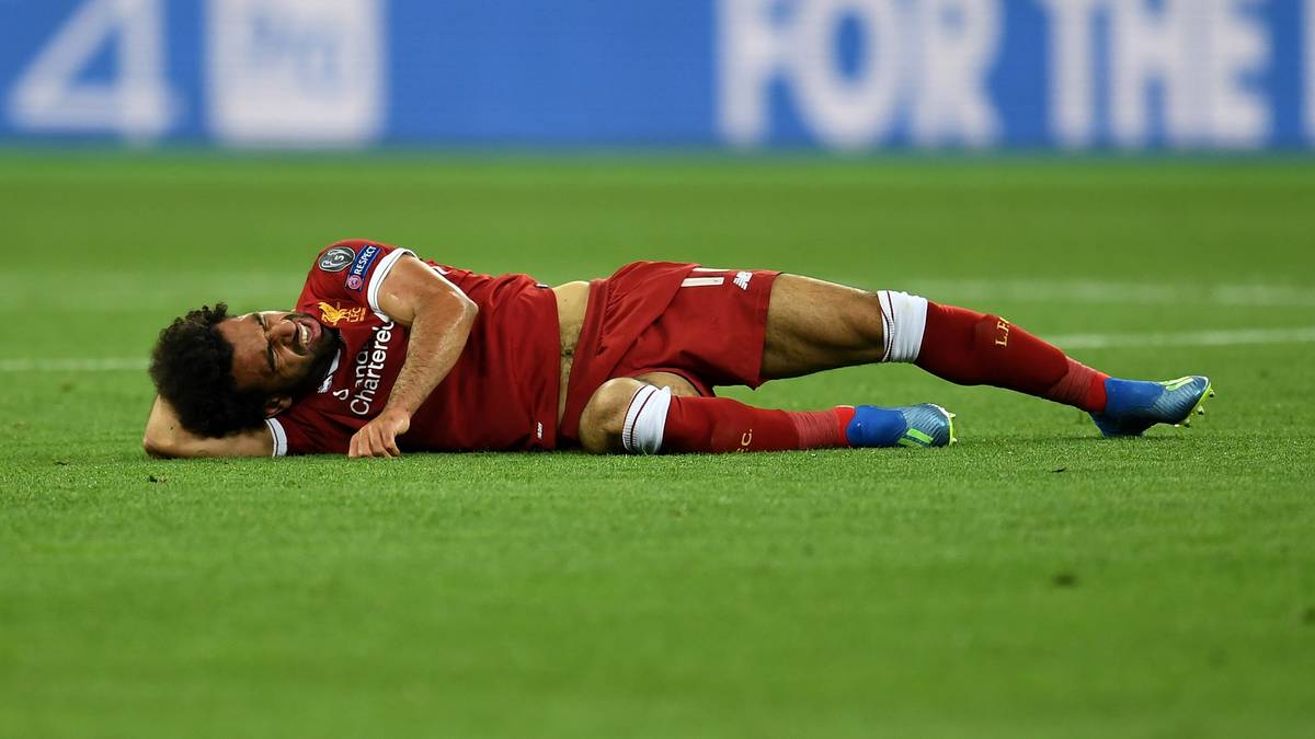 Die Freude hält nur kurz. Wenig später liegt er wieder auf dem Boden, diesmal ohne gegnerische Einwirkung, und hält sich die Schulter. Das Spiel ist für den Torjäger beendet